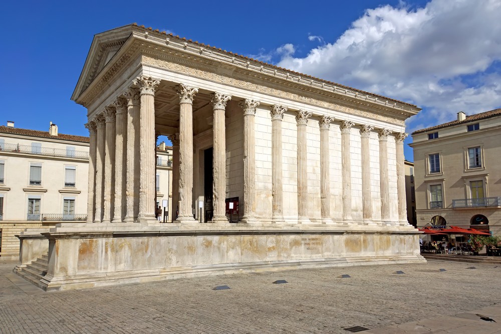 Top 10 des endroits à visiter en Languedoc-Roussillon - plare. La maison carrée est en réalité rectangle..