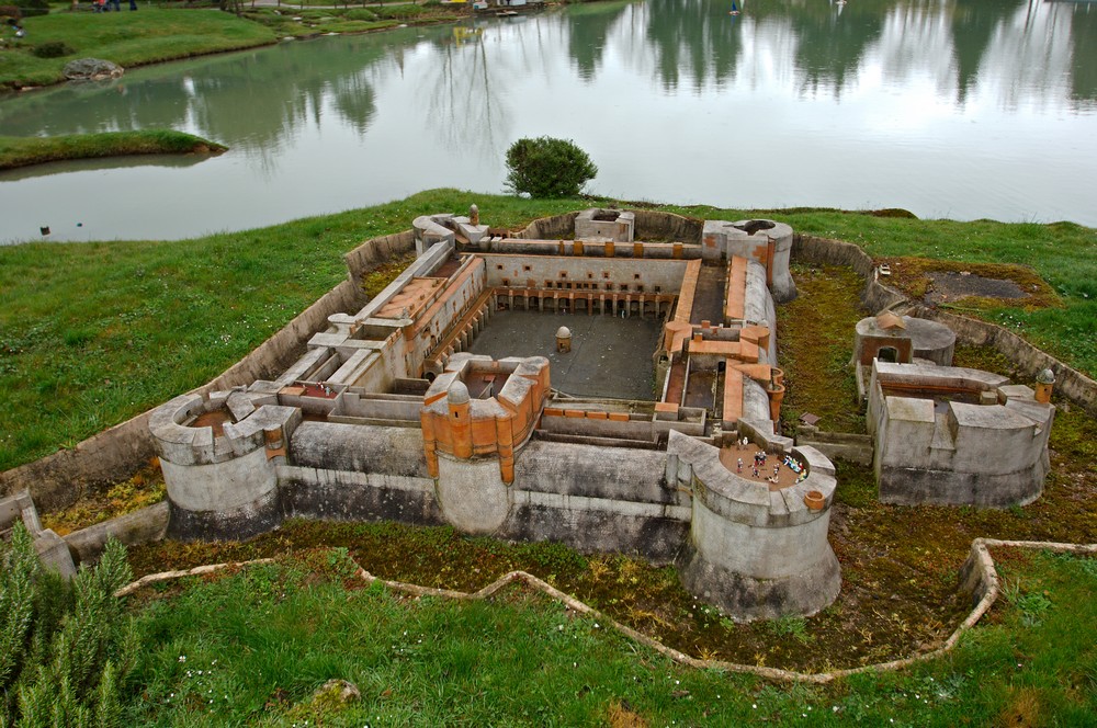 Top 10 des endroits à visiter en Languedoc-Roussillon - plare. Forteresse de Salses (030)