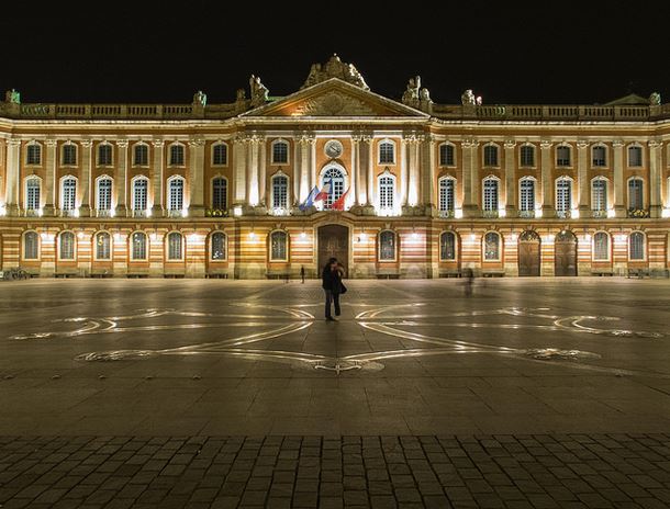 Que faire lors de votre séjour en Midi-Pyrénées ? - plare. toulouse place du capitole - maxime raphael