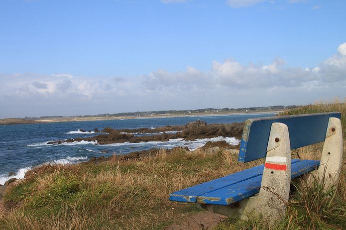 Idées d’activités en pleine nature en Bretagne - plare. Banc Grande Randonnée - Jeanne Menj