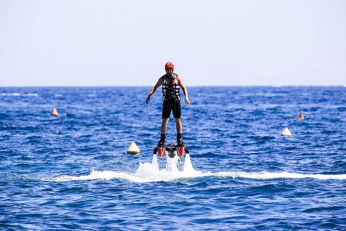 Idées d’activités en pleine nature en Bretagne - plare. Flyboard - Guillaume P.Boppe