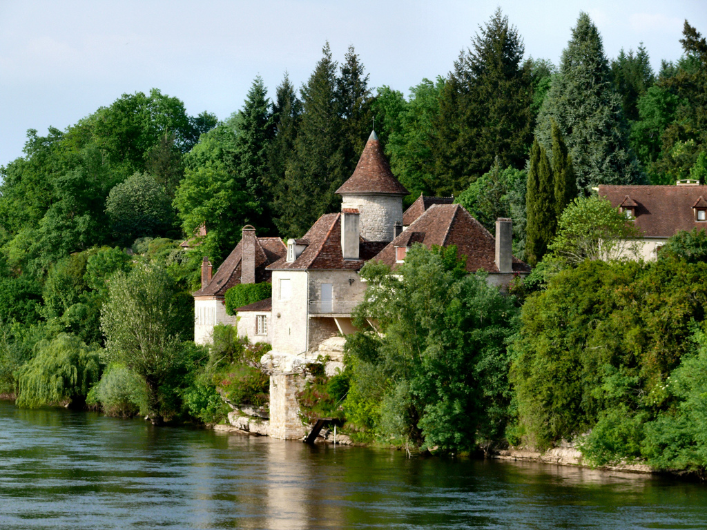 Un château sur les berges de la Dordogne à Meyronne. Juste incroyable !