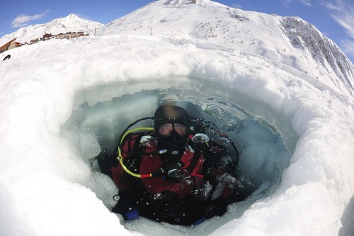 Neige en famille : en piste pour l’insolite ! - plare. Plongée sous-glace