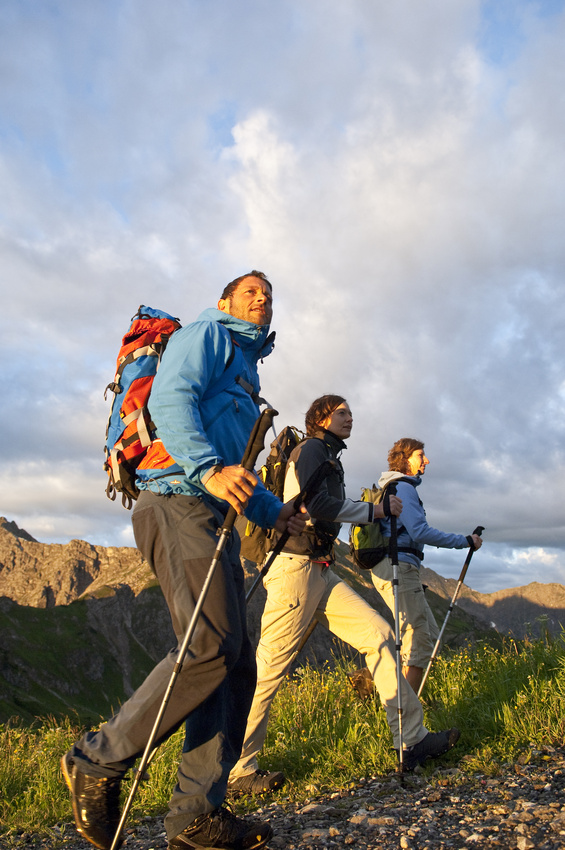 Comment bien choisir ses vêtements de randonnée? - plare. location montagne randonnée
