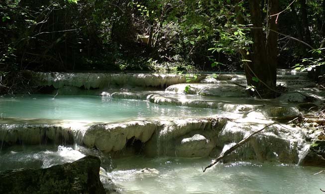 Où partir pendant les vacances de la Toussaint ? - plare. Nans les Pins - Crédit photo: @Office de Tourisme