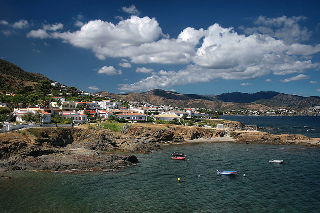 Llançà vu depuis la mer. Crédit photo @Jorge Franganillo - Flickr