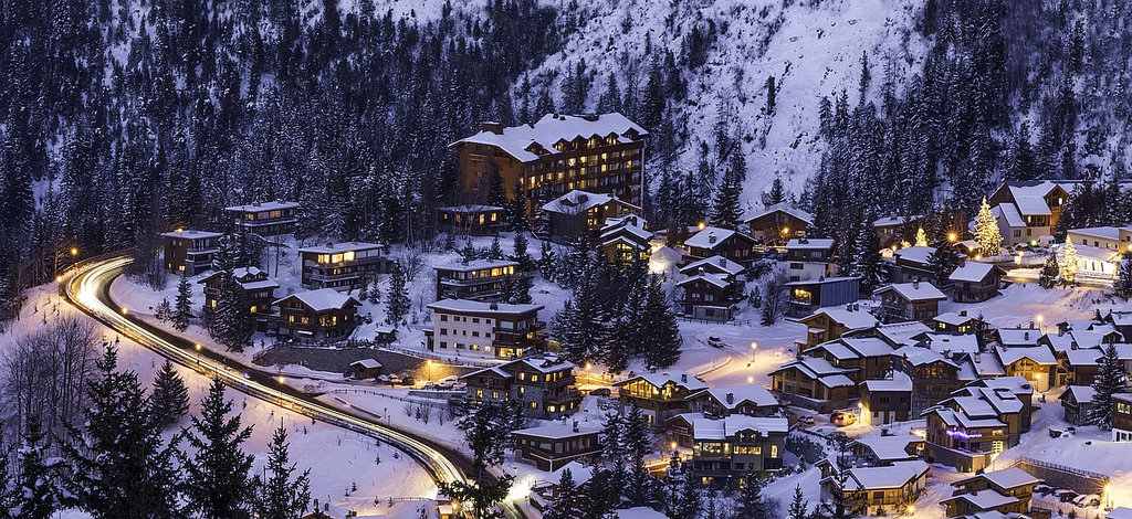 La station-village de Courchevel reste bien éclairée même à la nuit tombée. Crédit photo @Campus France (Flickr)