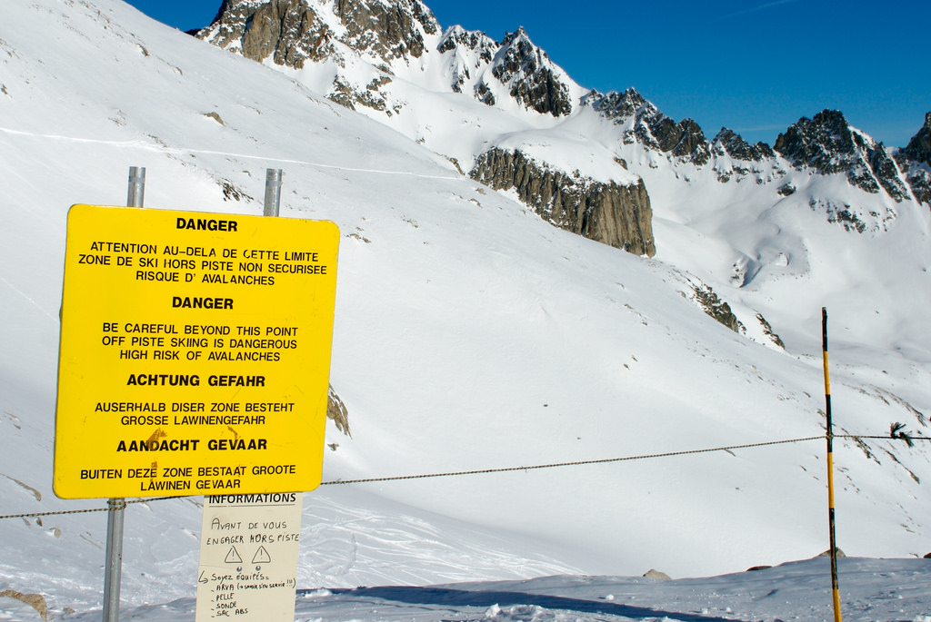 Le hors piste séduit beaucoup de skieurs, mais représente un réel danger. Crédit photo @zaps06 (Flickr)