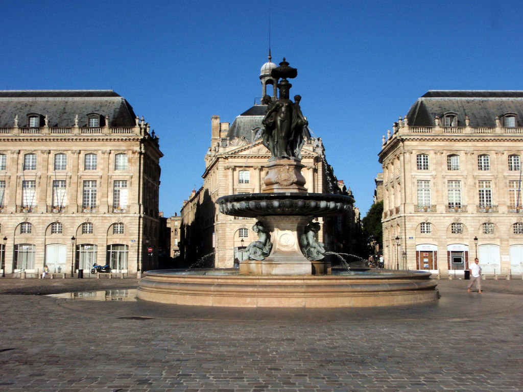 La ville de Bordeaux et la fontaine des Trois Grâces sous son ciel dégagé. Crédit photo @caccamo - Flickr