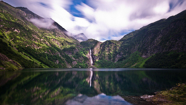 Le lac d'Oô fait partie de ces merveilles que vous pouvez rencontrer sur le chemin du GR10. Crédit photo @Grégory Tonon - Flickr