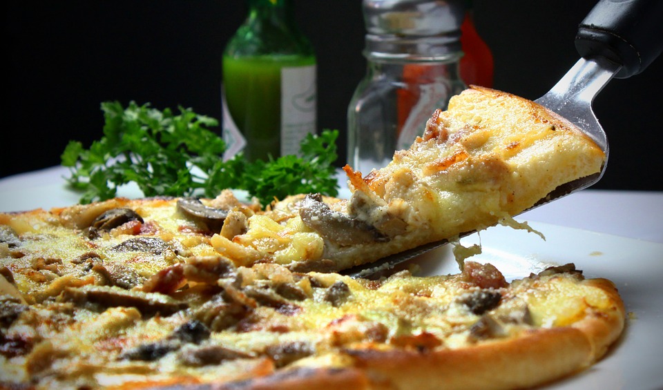 On ne se lassera jamais de manger une pizza cuite au feu de bois - @Joshuemd - Pixabay