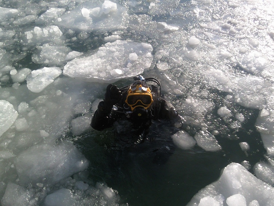 Plongée sous glace - crédit photo @Perets - Pixabay