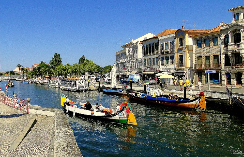 Les pirogues bordent Aveiro comme à Venise. Crédit photo @uroburos - Pixabay