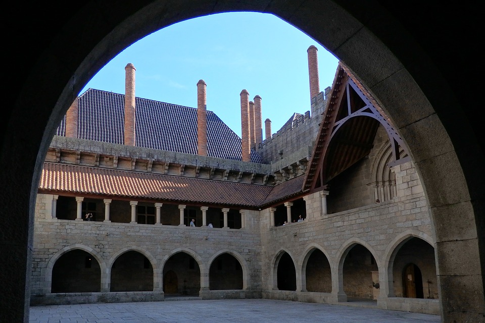 Les fortifications du château de Guimarães. Crédit photo @schiri - Pixabay