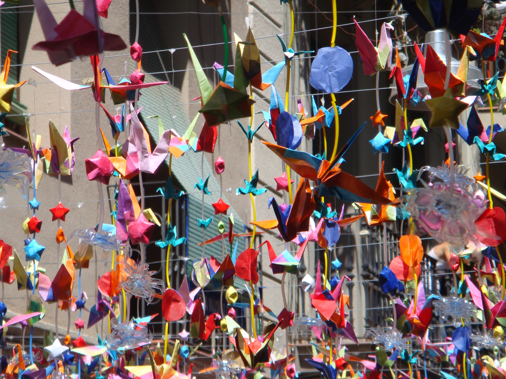 Quartier artiste de Barcelone, lors de la fête de Gracia les décorations sont colorées et faites d'objets recyclés. Crédit photo @Oh-Barcelona.com - Flickr