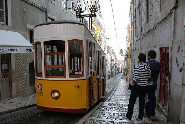 Séjour à Lisbonne : Top 10 des activités incontournables - plare. Vue depuis le Bairro Alto, et son funiculaire. Crédit photo @IK's World Trip - Flickr