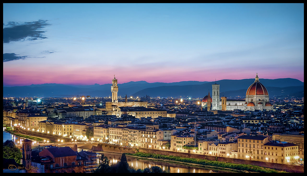 Coucher de soleil sur Florence vu depuis la Piazzale Michelangelo. Crédit photo @Joe deSousa - Flickr