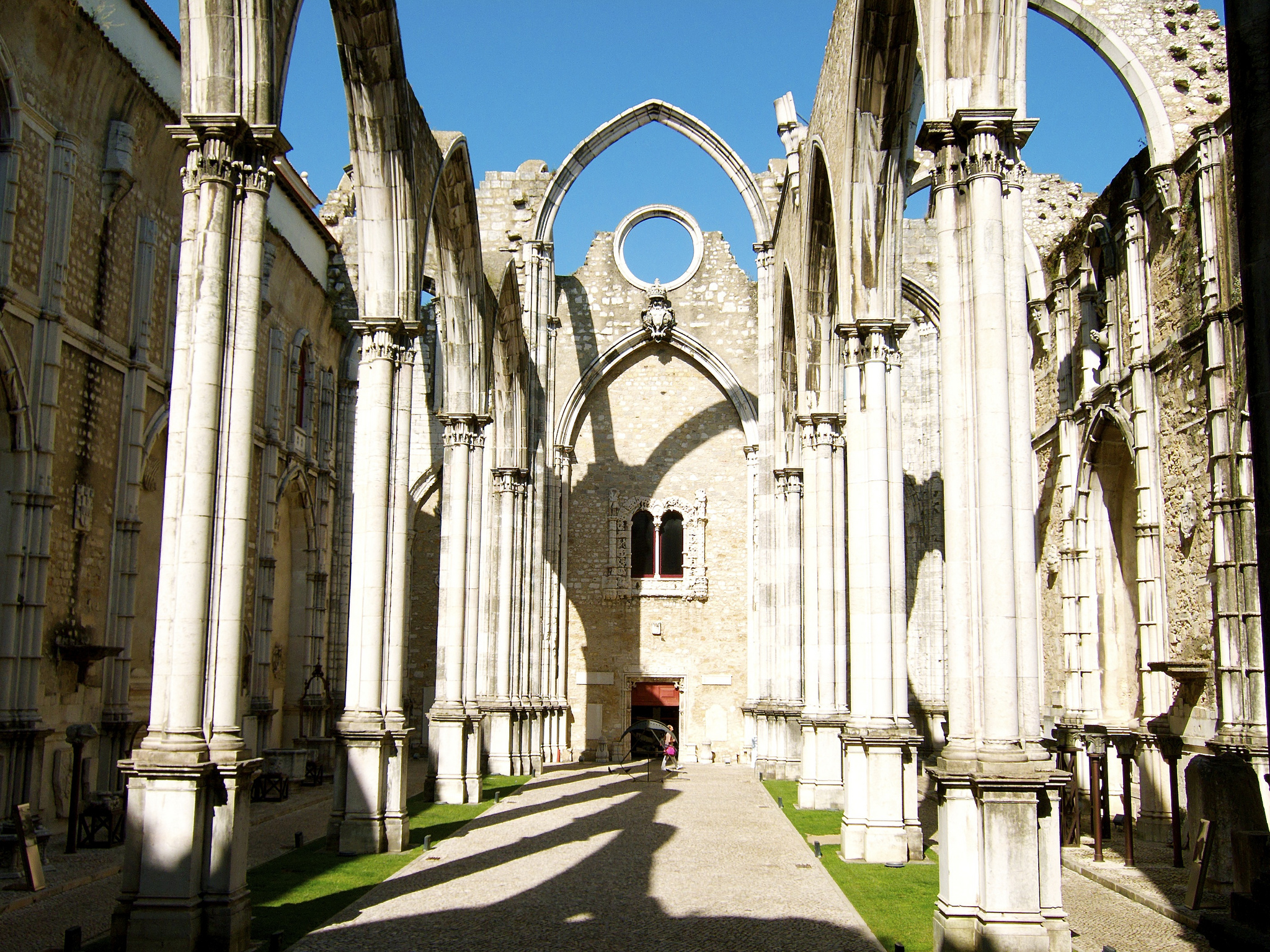 Séjour à Lisbonne : Top 10 des activités incontournables - plare. Les ruines du couvent des Carmes, suspendues dans le temps. Crédit photo @AHLN - Flickr