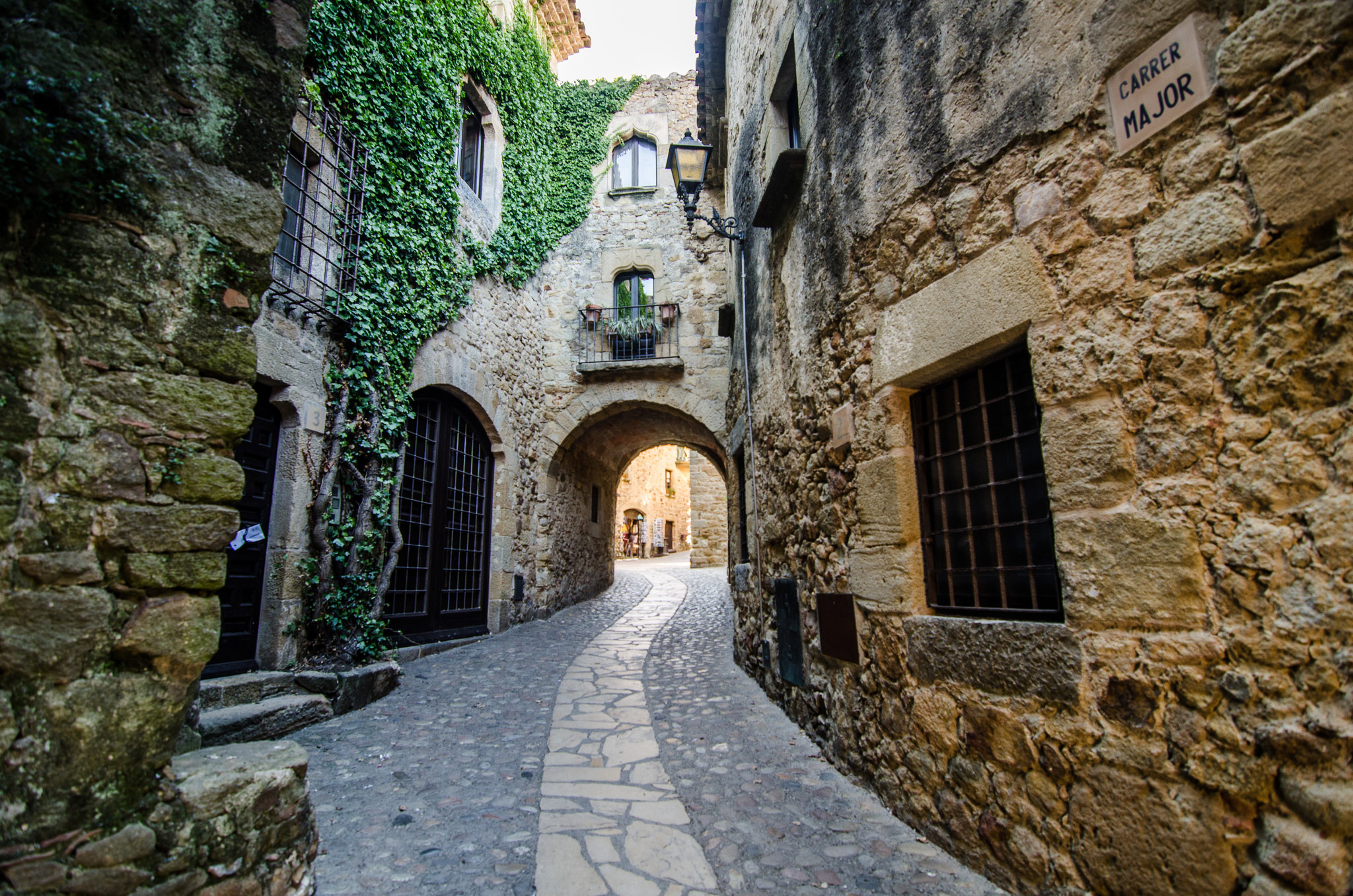 La cité médiévale de Pals, et ses ruelles pavées. Crédit photo @Michele Ursino - Flickr