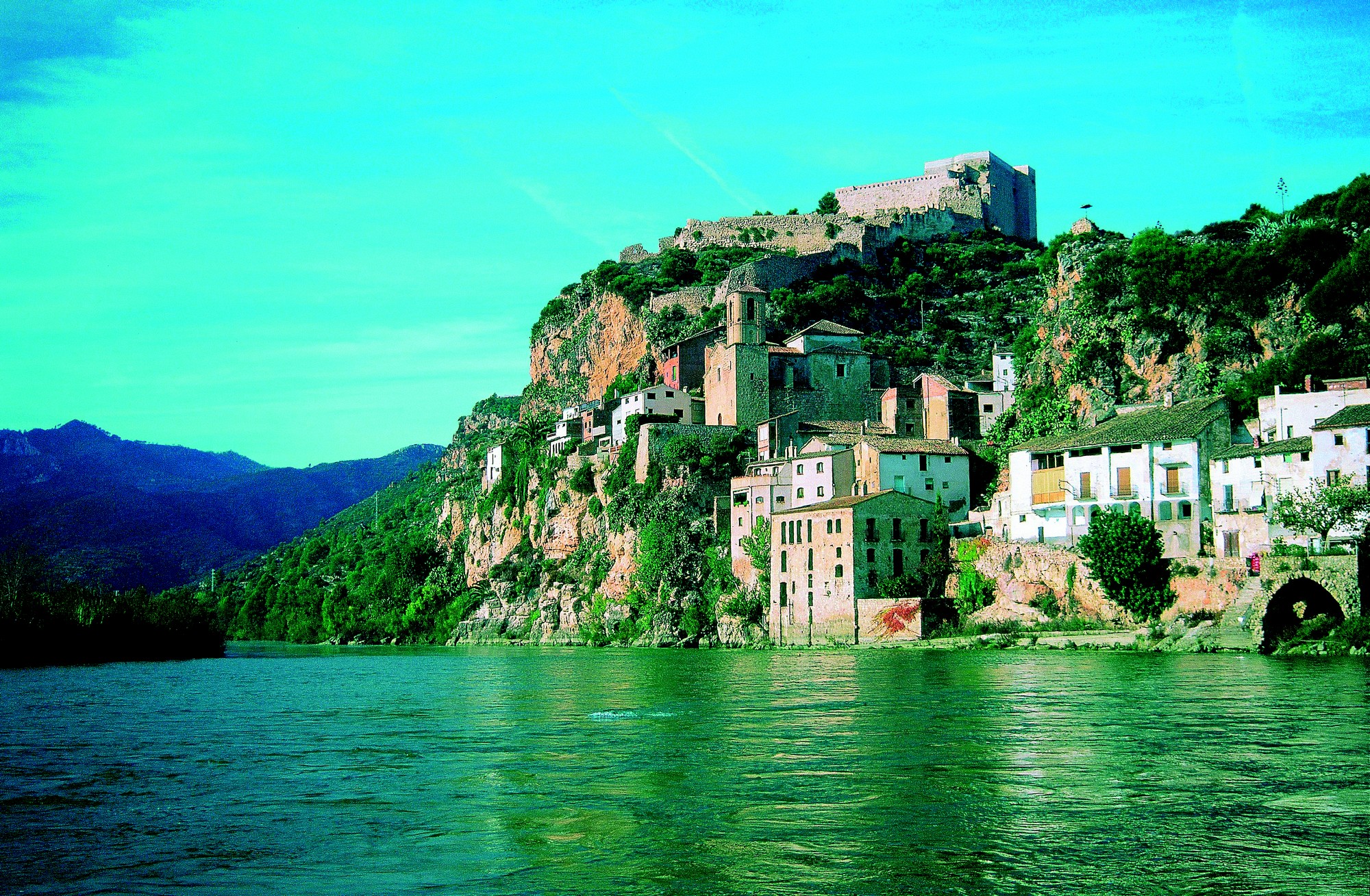 Terres de l'Ebre : A la découverte des villages de pêcheurs de Catalogne - plare. Castell de Miravet. Serveis Editorials Georama, S.L.