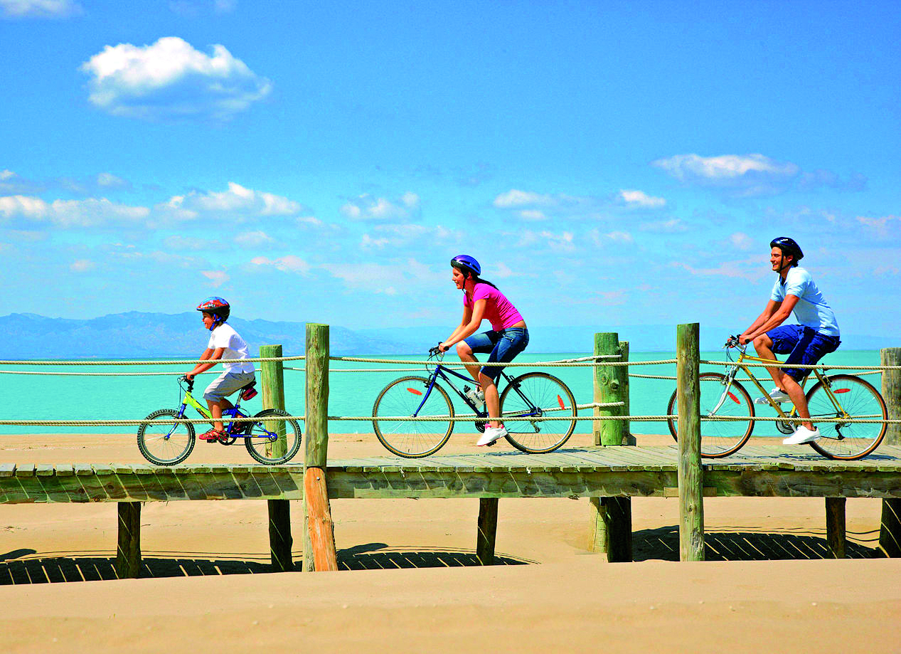 Terres de l'Ebre : A la découverte des villages de pêcheurs de Catalogne - plare. Delta de l'Ebre. Cyclistes. Crédit image @Lluis Carro