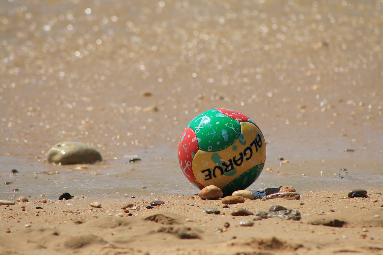 Les ingrédients du foot de plage, simples comme tout: une plage, et un ballon de foot! Crédit photo @taniadimas - Pixabay