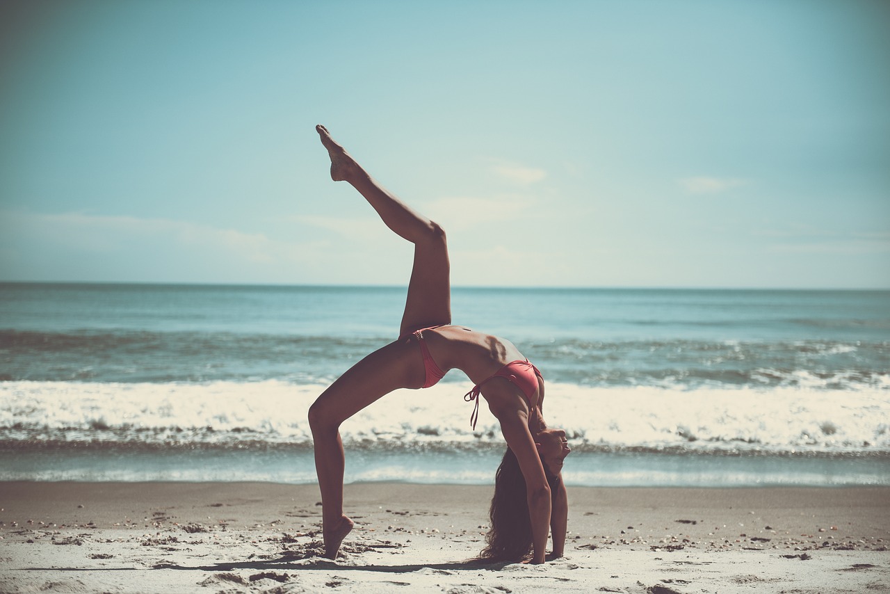 Le yoga, ça se pratique même sur la plage ! @Pexels - Pixabay