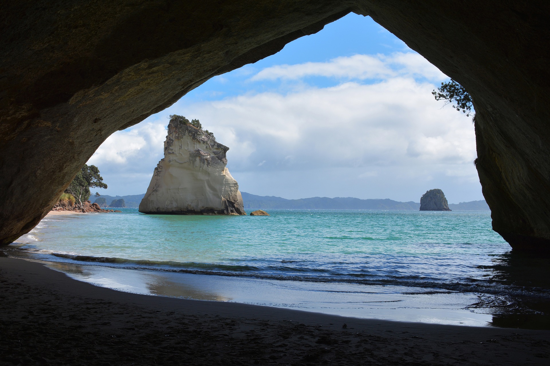Une arche naturelle de pierre, l'océan, et voilà le romantisme assuré à Cathedral Cove! Crédit photo @annca - Pixabay