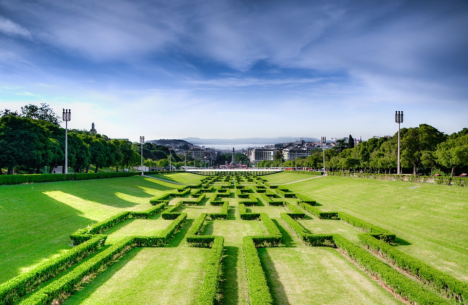 Séjour à Lisbonne : Top 10 des activités incontournables - plare. Le parc Eduardo VII et sa vue magnifique sur Lisbonne. Crédit photo @Skitterphoto - Pixabay