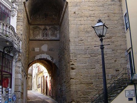 Arc et tour d’Almedina. Crédit photo @Carlos Luis M C da Cruz - Wikimedia