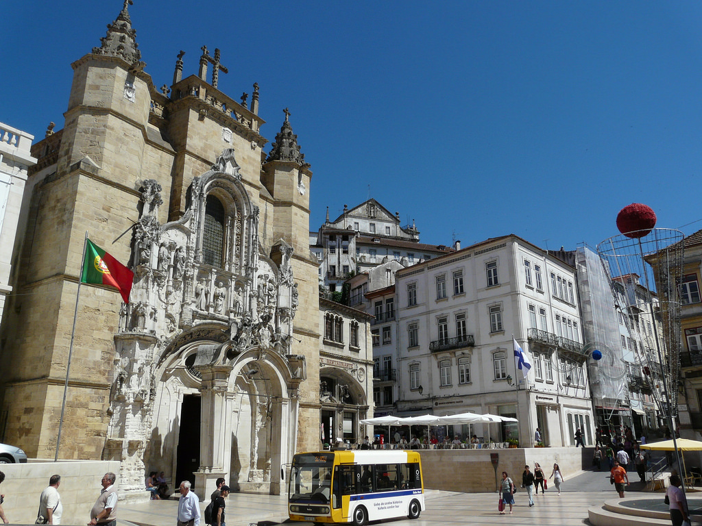 Place du 8 mai et église Santa Cruz de Coimbra. Crédit photo @Varun Shiv Kapur - Flickr