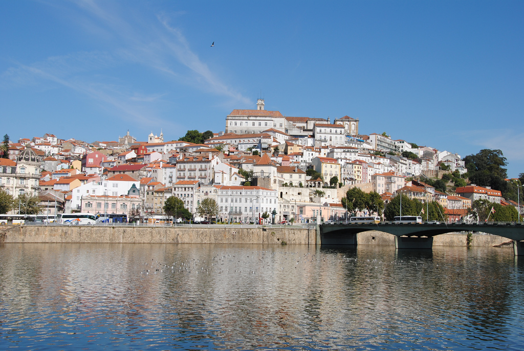 Coimbra et le fleuve Mondego. Crédit photo @Leandro Neumann Ciuffo - Flickr