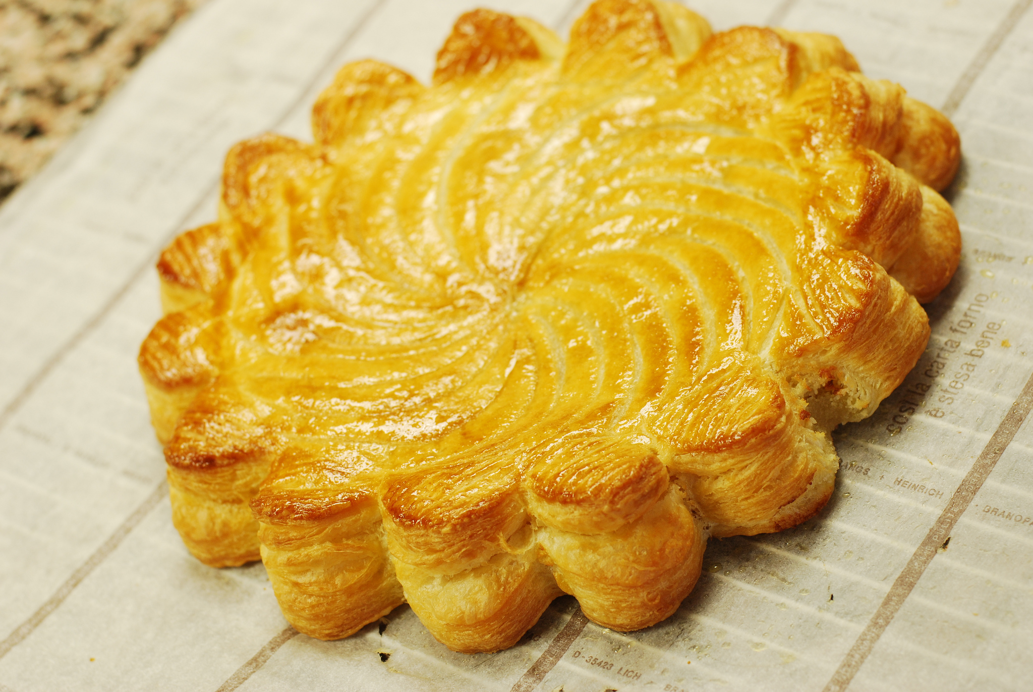 Faire un pithiviers, c'est tout un art ! Crédit photo @Merle ja Joonas - Flickr