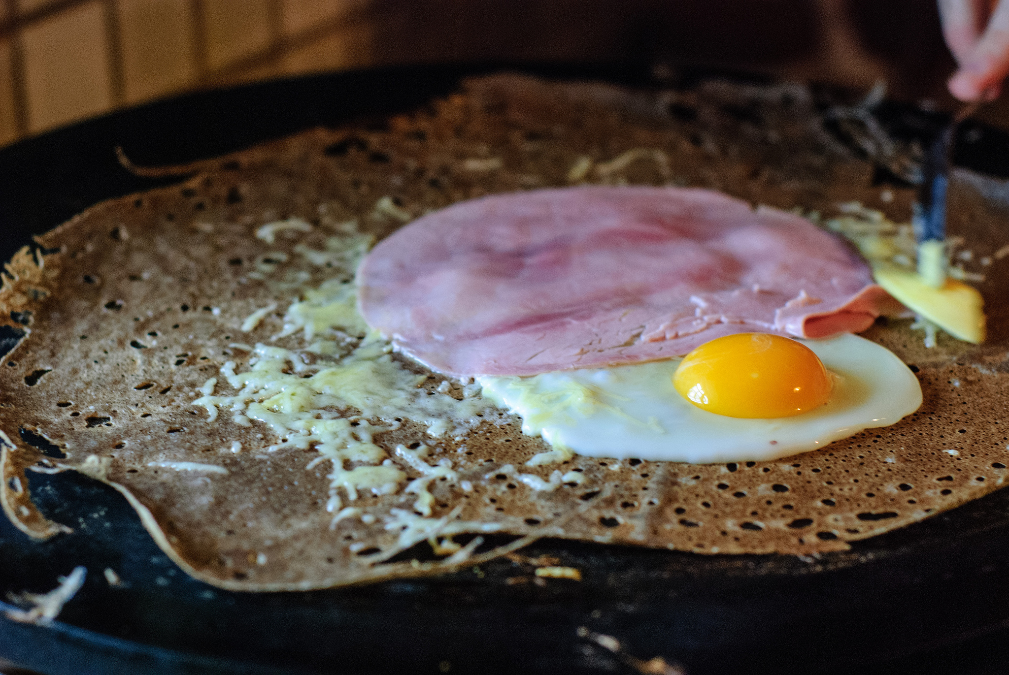 Préparation d'une galette bretonne de sarrasin. Crédit photo @Jérôme Decq - Flickr