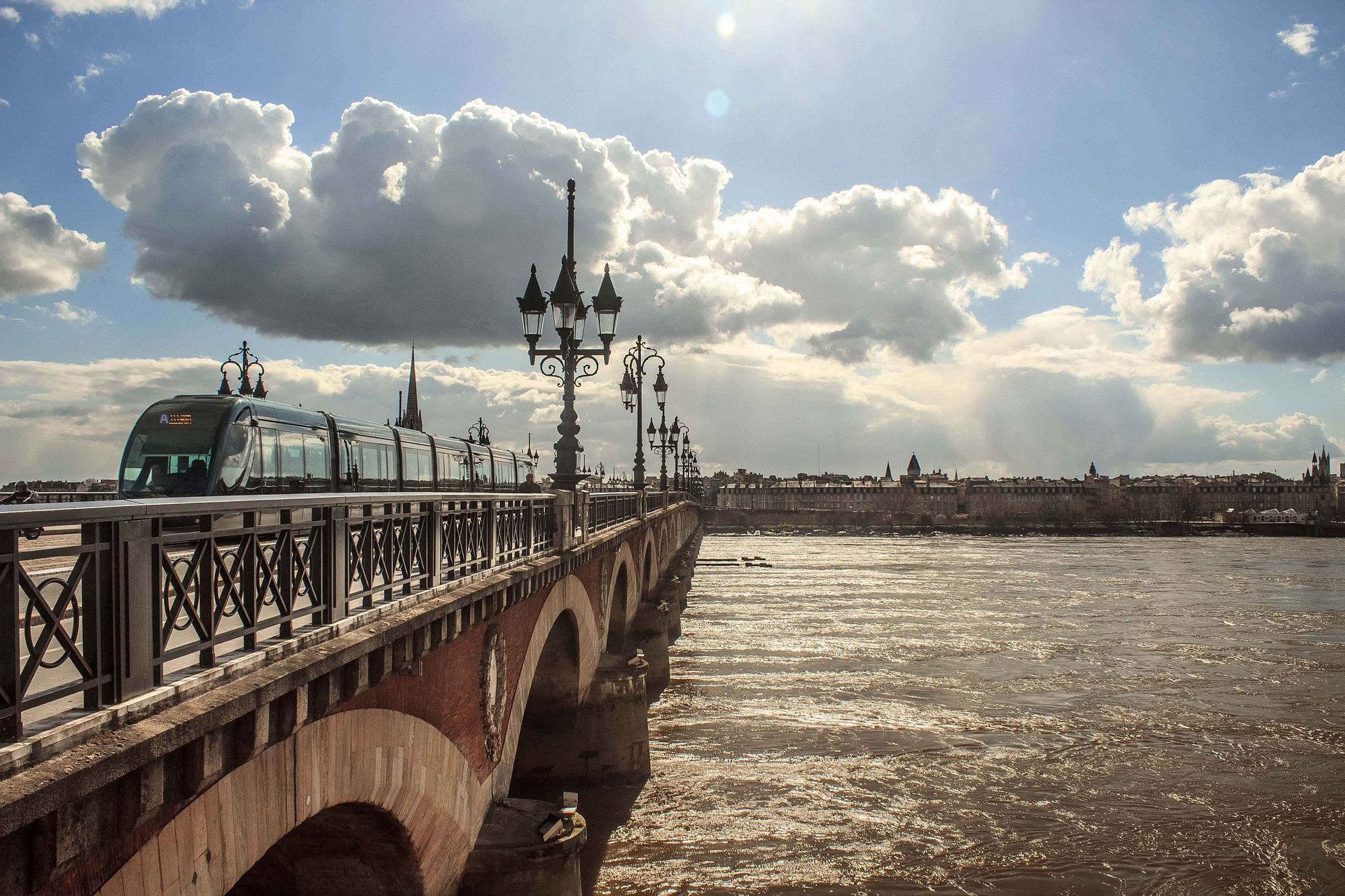 Bordeaux - @marcodelucia - Pixabay