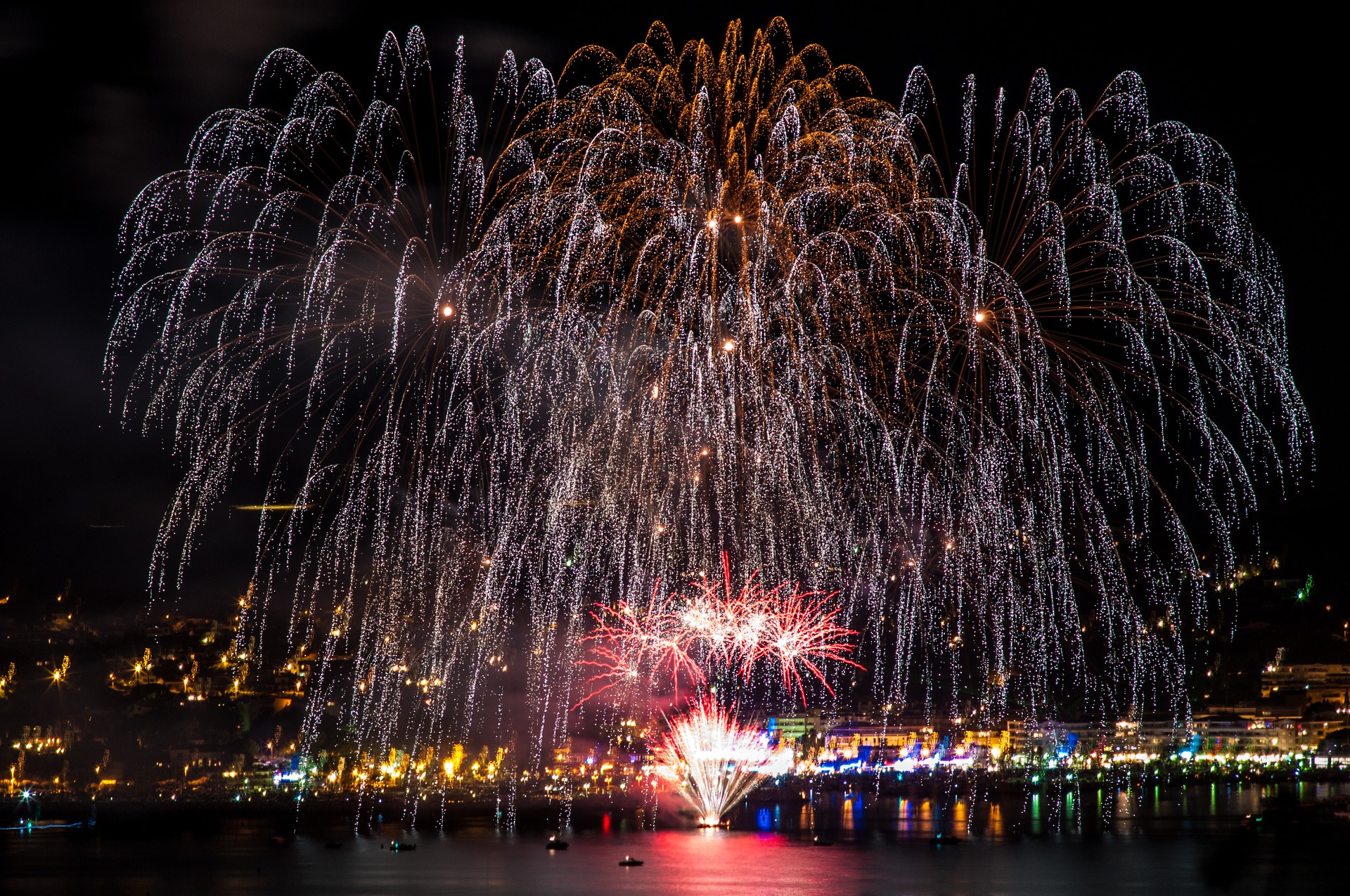 Feu d'artifice le 14 juillet - @Voltordu - Pixabay