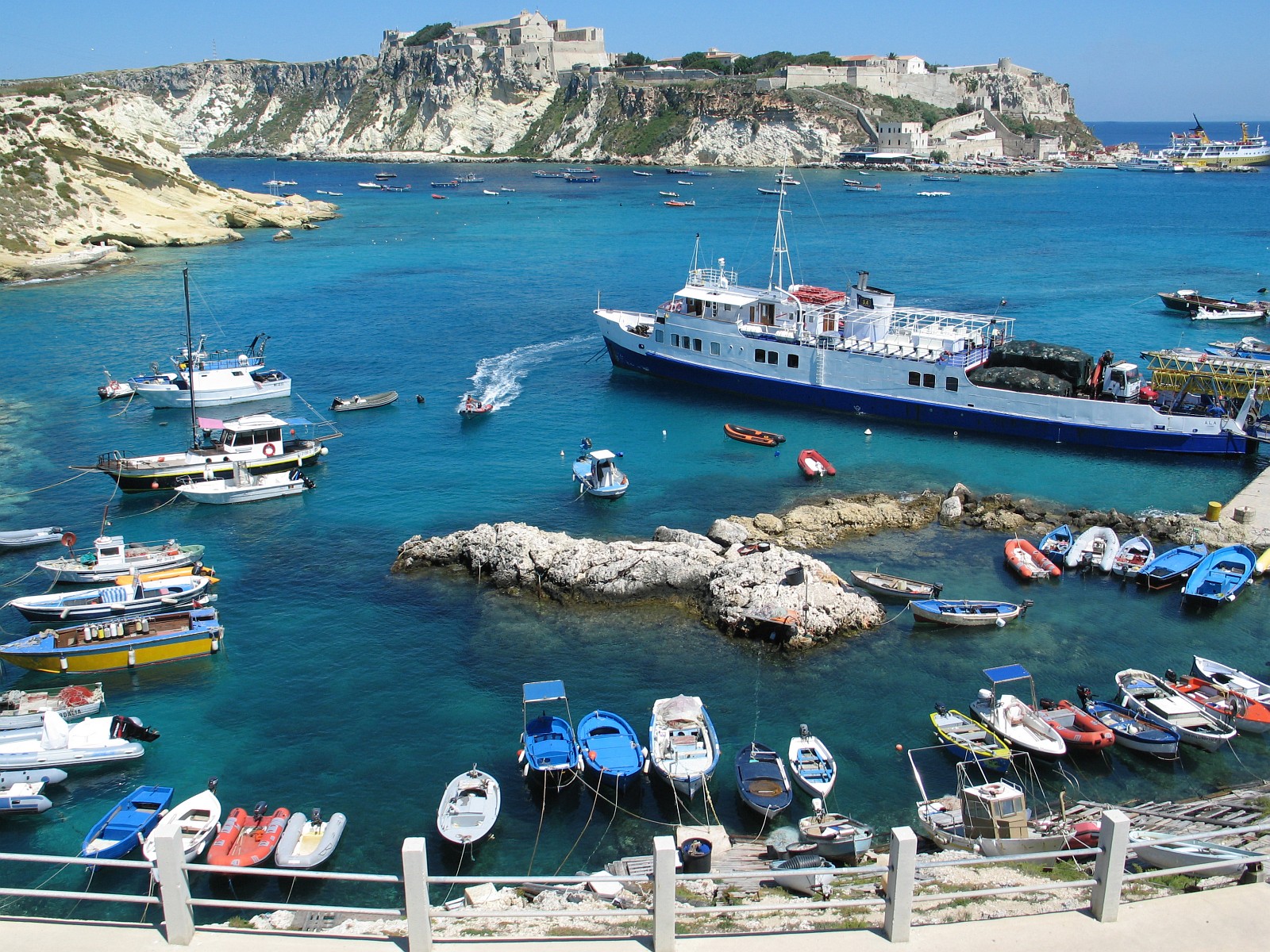 Que faire pendant les vacances dans les Pouilles, en Italie? - plare. Ile de San Domino - @Wikipedia - Google Images