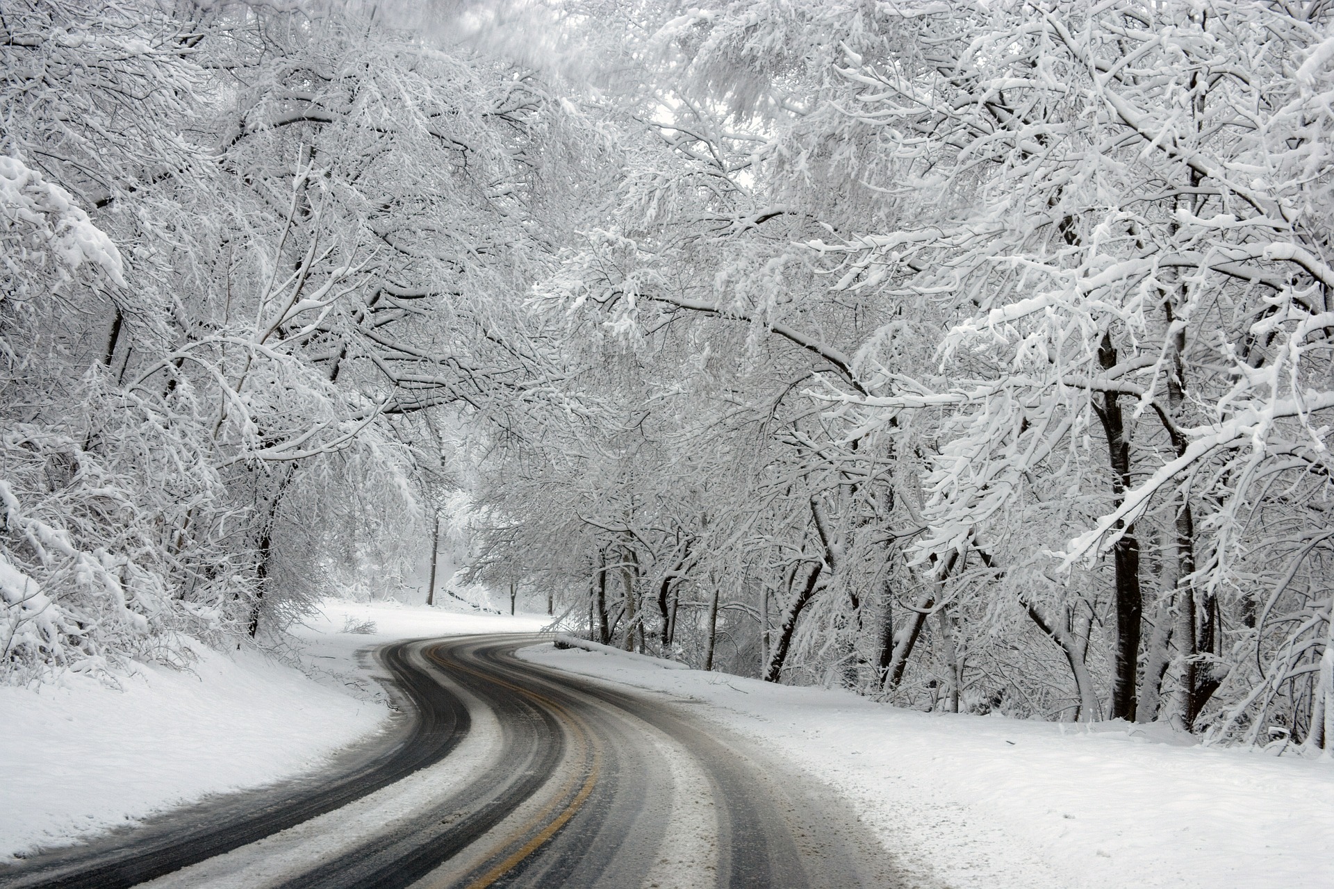 Adaptez votre conduite sur les routes enneigées - @skeeze - Pixabay