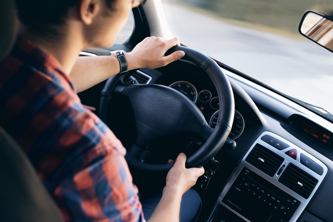 Quelques astuces contre le mal de transport - plare. Conduire réduit souvent le mal des transports - @JESHOOTS.com - Pexels