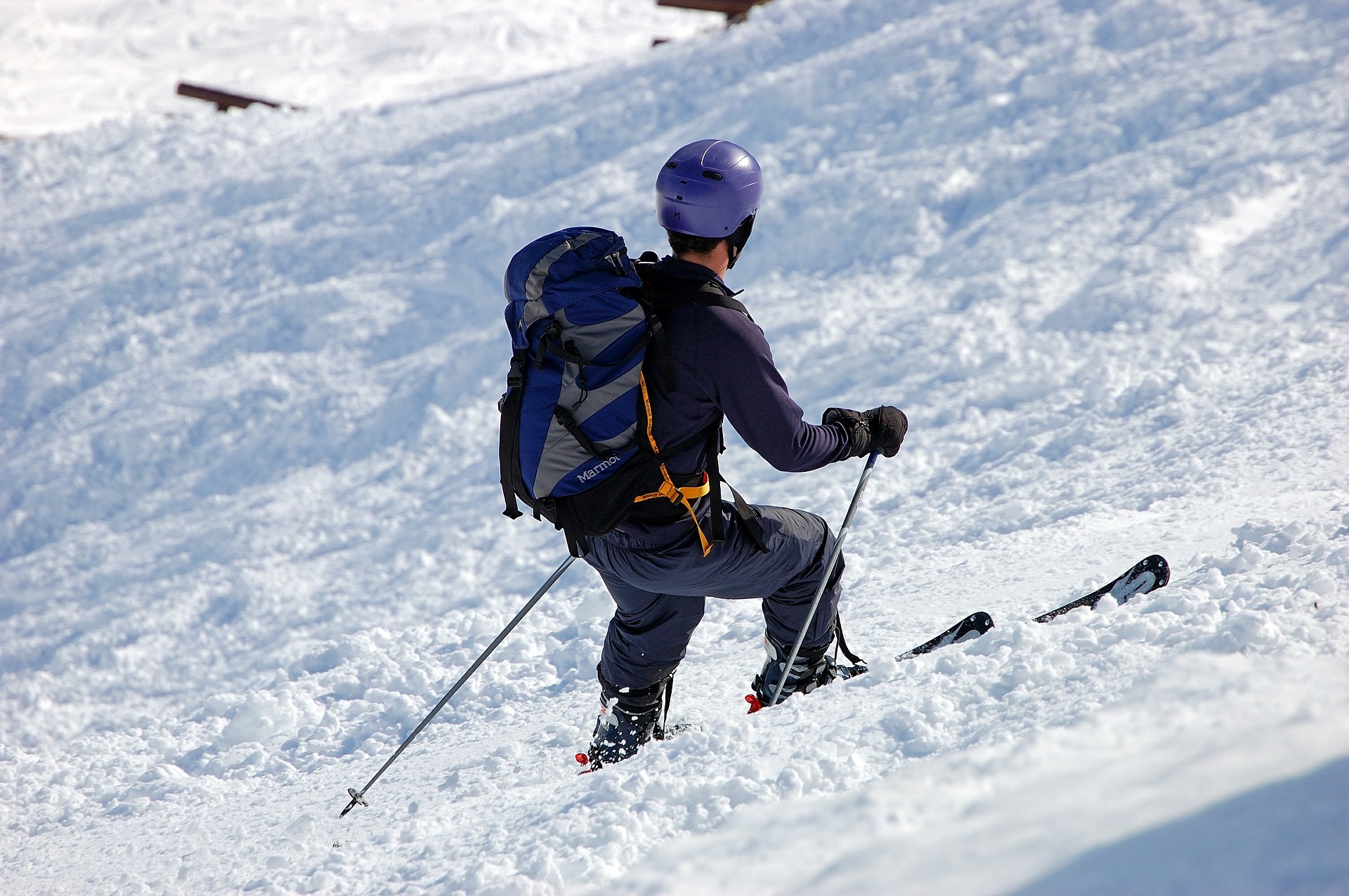 Le casque et le sac à dos, des indispensables - @Joergelman - Pixabay