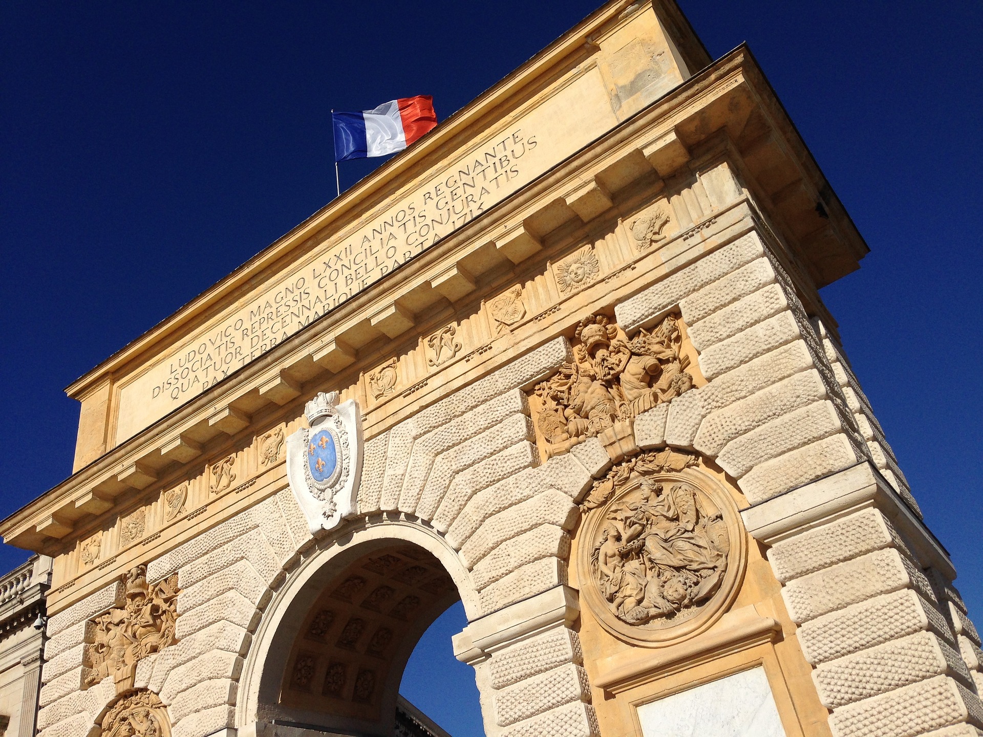 5 bonnes raisons d'aller en vacances dans l'Hérault ! - plare. arc de triomphe de montpellier