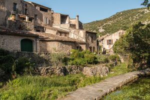 Top 5 des lieux incontournables à visiter à Montpellier - plare. Saint Guilhem le Desert 1 - plare.