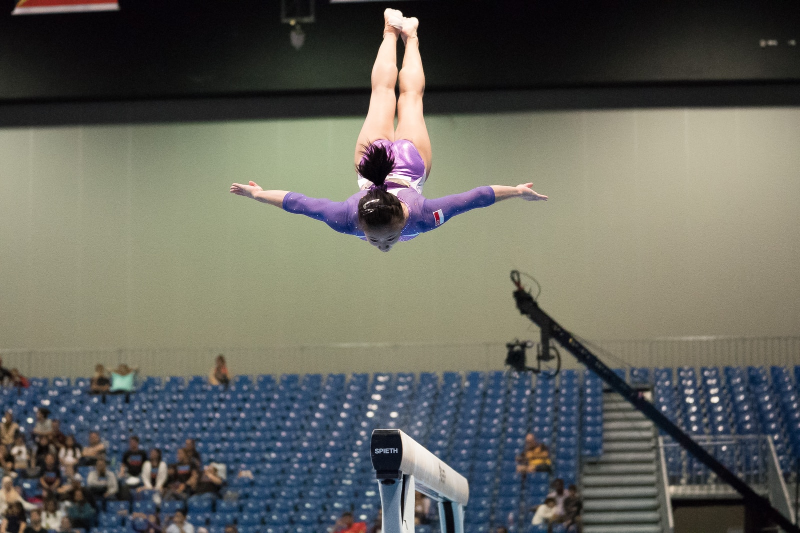 Gymnastique au sol rebondir sport entrainement exercice sauter haut - Plare