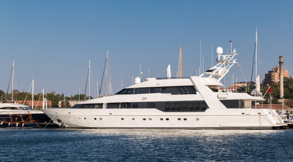 Vente de yachts côte d’azur : pourquoi acheter un bateau d’occasion ? yatch vente nice