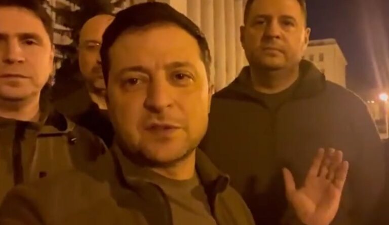Le président ukrainien Volodymyr Zelensky déclare que la Russie va « essayer de s’emparer » de Kiev cette nuit