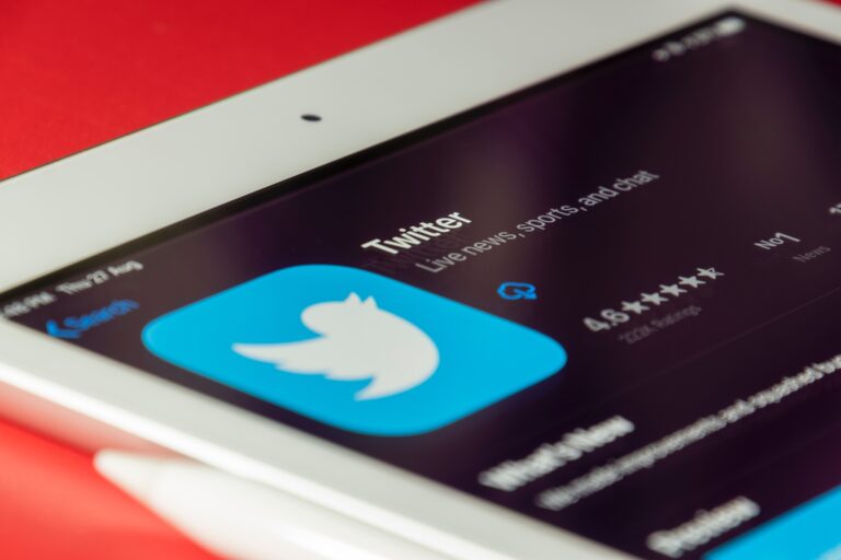 Top 10 compte twitter suivre 2022 souvik banerjee - unsplash - Plare