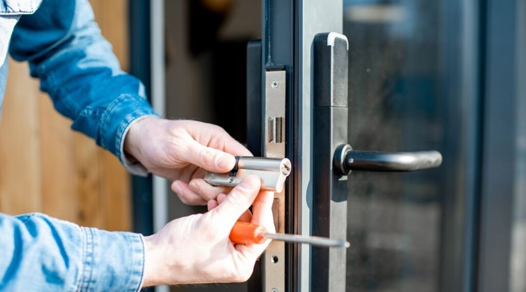 Serrurier à Nîmes de nuit : à qui faire appel ? Serrurier