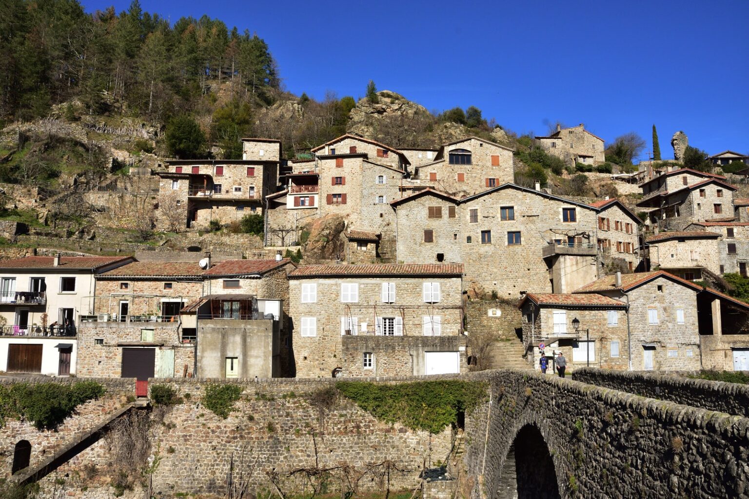 Découvrez Vogüé, l’un des plus beaux villages de France Vacances été ardeche vogue Plare