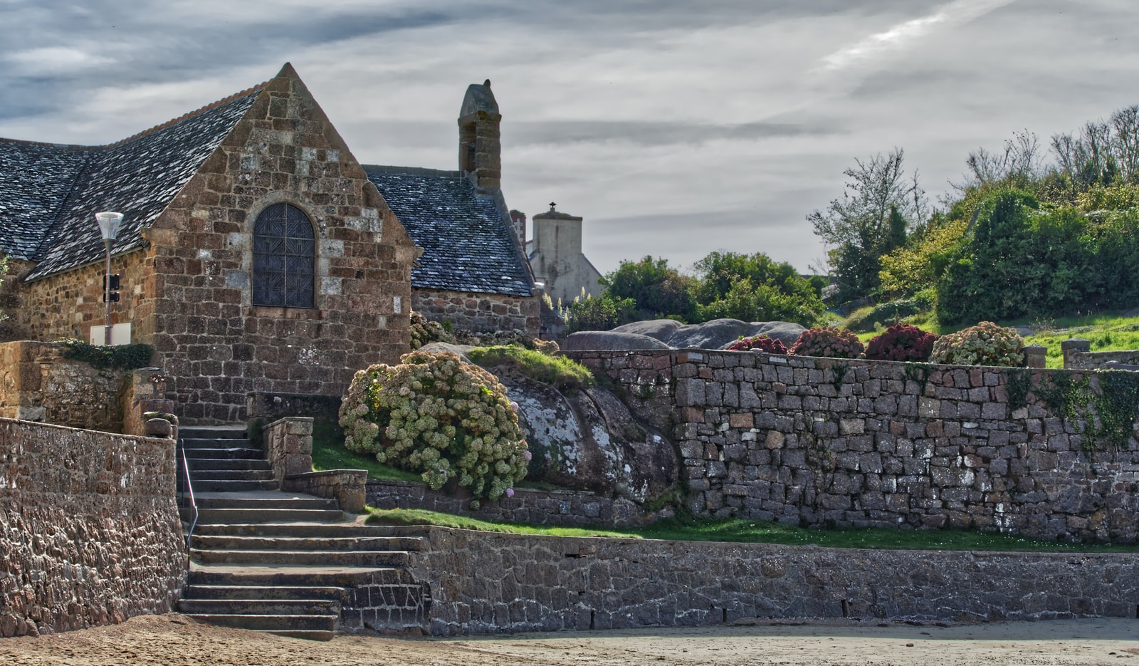 Laissez-vous séduire par un séjour à Perros-Guirec ! - plare. Perros-Guirec chapelle bretagne Plare