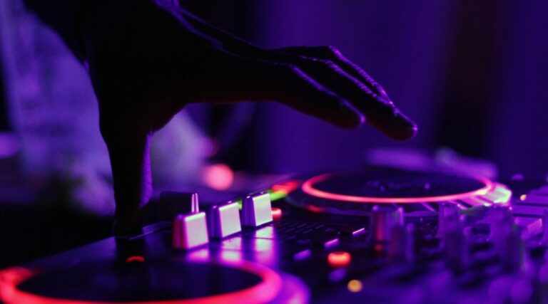 DJ